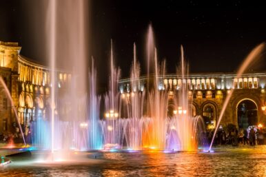 Танцующие и поющие фонтаны на площади Республики в Ереване