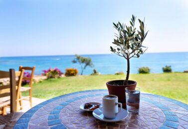 Кава з видом на море Кіпр самостійно