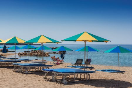 Красивий пляж на Кіпрі поруч з Пафосом