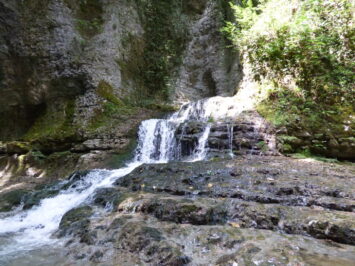 Один из водопадов в каньоне Мартвили