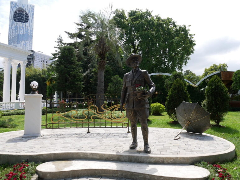 Памятник на набережной Батуми