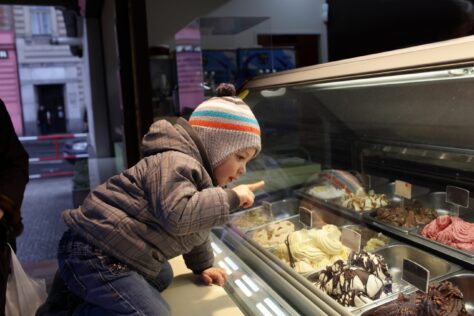 Ребёнок пробует мороженое в Праге