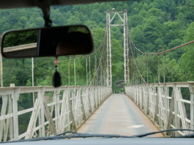 Узкий мост по дороге к водопаду Мирвети