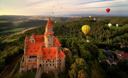 Вид на замок в Моравии с воздушного шара