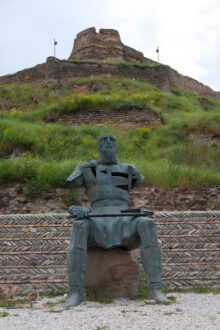 Что символизирует монумент воинам в Гори