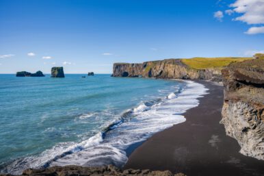 Мыс Дирхолаэй и пляж с чёрным пеком в Исландии