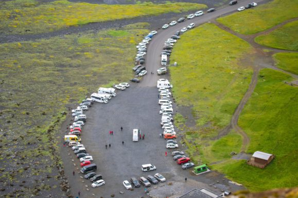 Парковка у пляжа Рейнисфьяра в Исландии