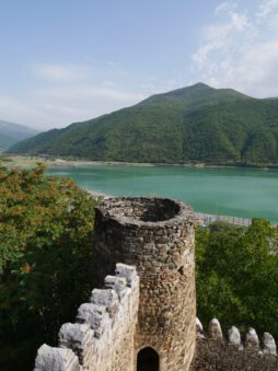 Виды с башенки замка Ананури в Грузии