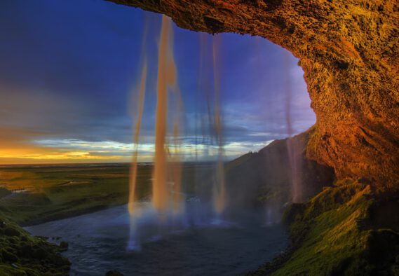 Водопад Seljalandsfoss в Исландии