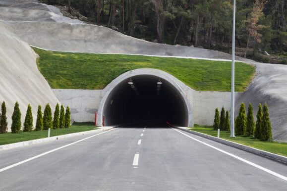 Дорога и туннель в Турции