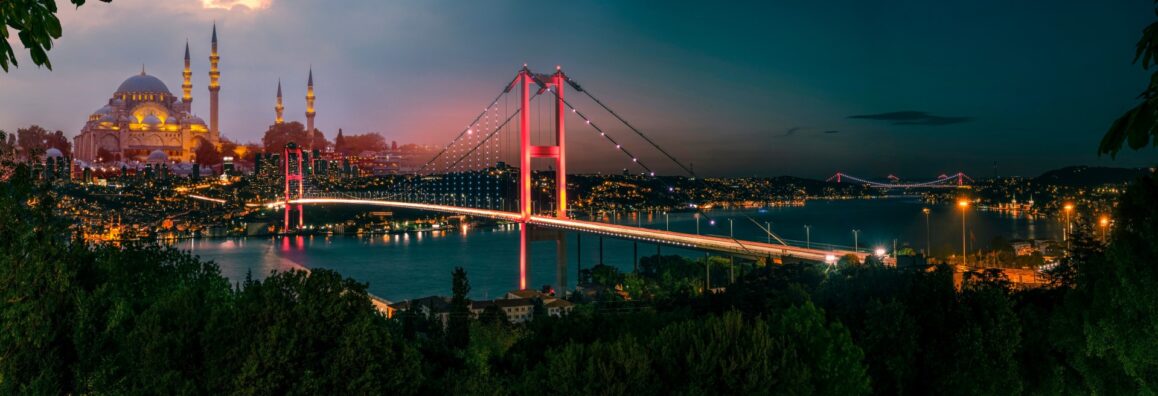 Мост Султана Мехмеда Фатиха в Сатмбуле ночью панорама