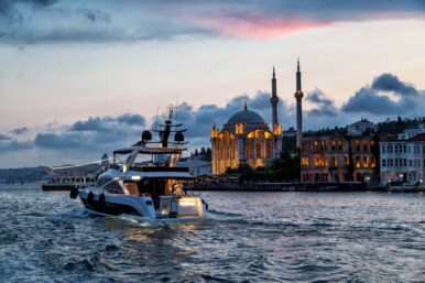 Небольшая яхта в Стамбуле