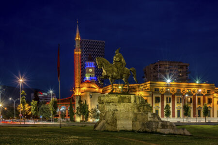 Тирана ночью город в Албании