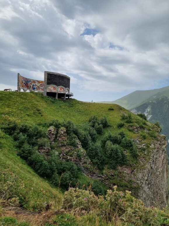 Арка Дружбы Народов в Гудаури