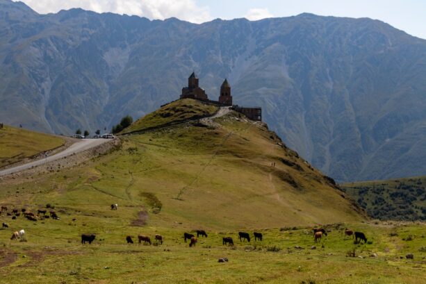 Храм Гергети по пути из Владикавказа в Тбилиси